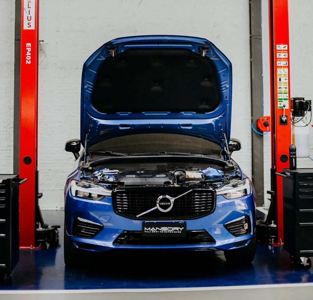 Volvo XC60 azul em manutenção na oficina Mansory Full Service