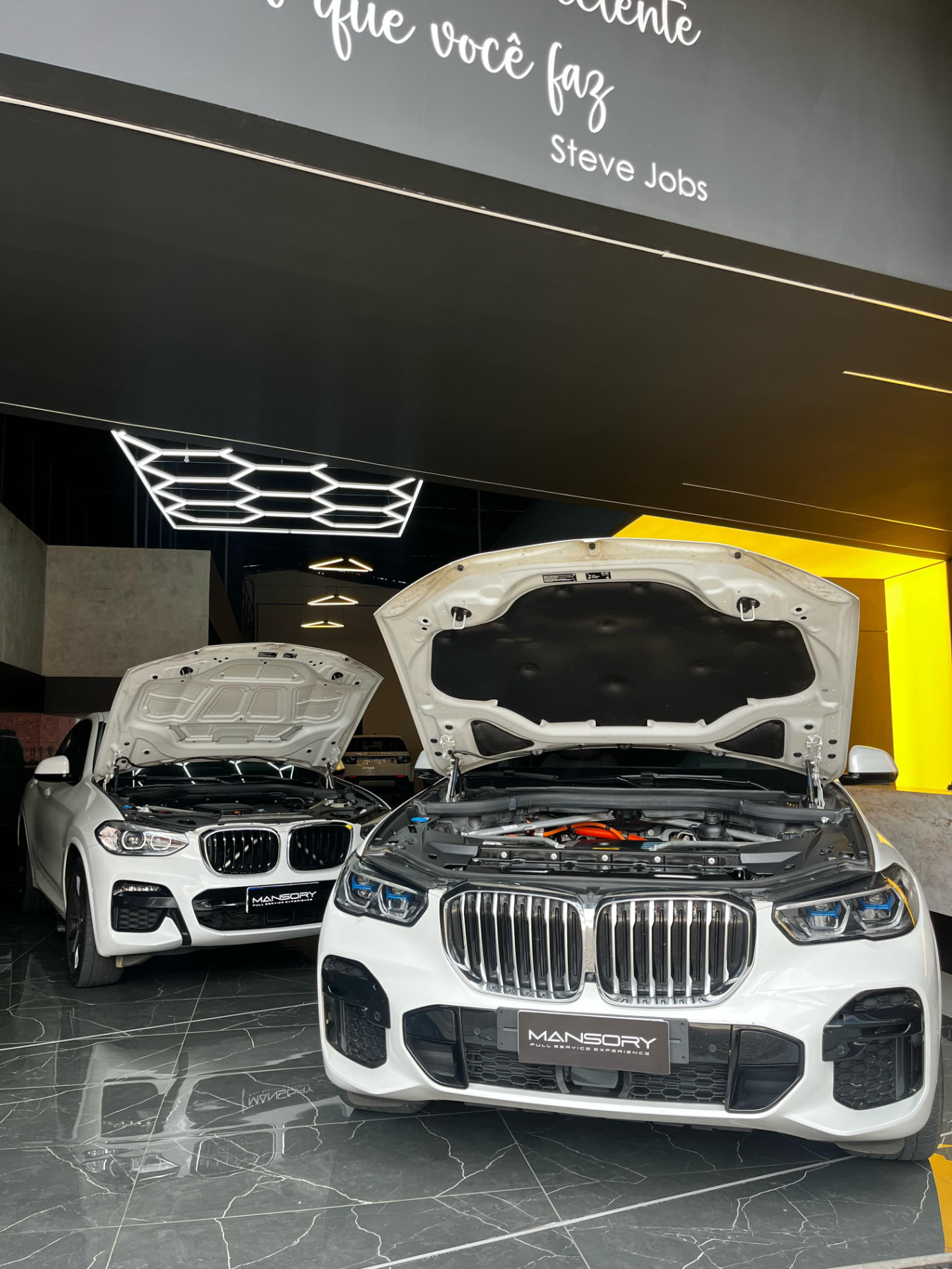 Veículos premium em manutenção na oficina Mansory em Ponta Grossa